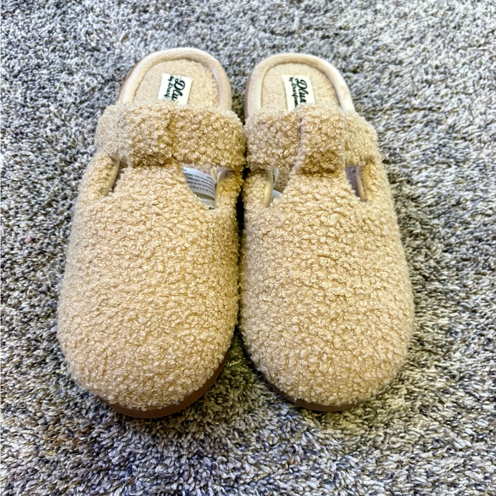 Dearfoams Tan Fuzzy Slippers